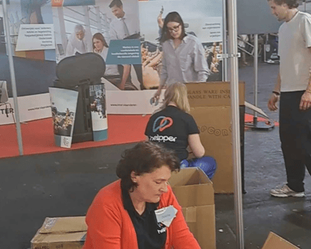 Enkele collega's die de stand afbreken
