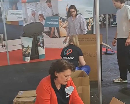 Enkele collega's die de stand afbreken