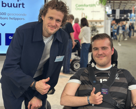 Louis met een teamlid van powerchair hockey